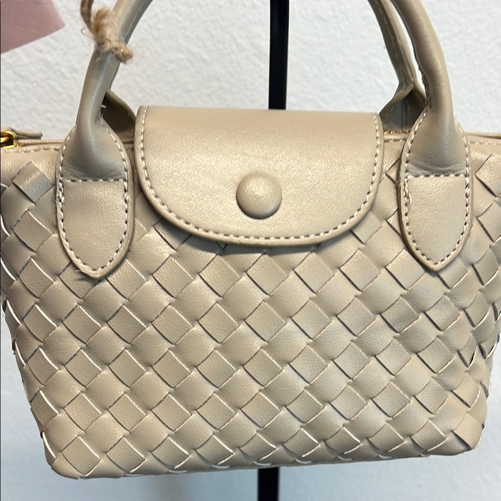 Expressions NYC | Woven Vegan Handbag w/Crossbody! 🌟 - Picture 6 of 11